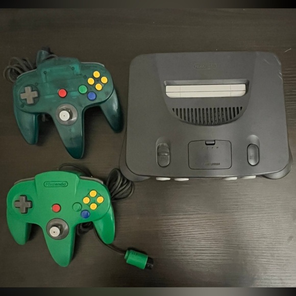 Nintendo 64 with 2 controllers - Picture 1 of 7